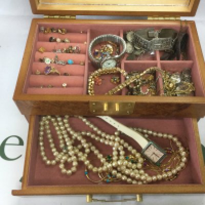 A box of costume jewellery. Shipping category D.