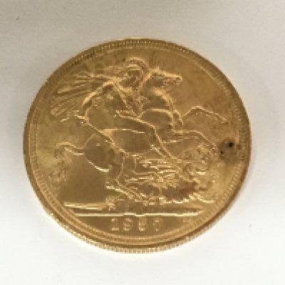 An Elizabeth II gold sovereign young head side profile portrait and dated 1957.