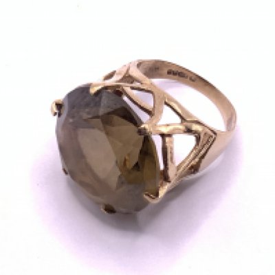 A 9ct gold Smokey Quartz dress ring, Size M (A)
