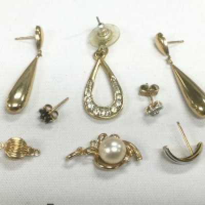 A small collection of gold and yellow metal jewellery, total approx weight 8g. Shipping category A.