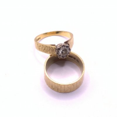 An 18ct gold 1970s design wedding band 6.12gs together with a similar deign 18ct gold solitare ring approx 0.33ct, 4.38gs (A)