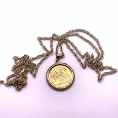 1915 Sydney mint half sovereign with 9ct gold coin mount and chain. 12.15gs (A)