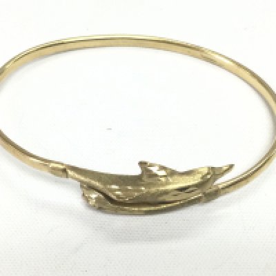 A 9ct gold bracelet with a dolphin design, approx 4g. Shipping category A.