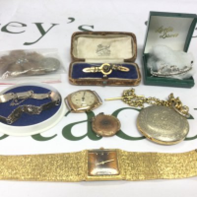 A collection of jewellery including watches, brooches etc. Shipping category A.