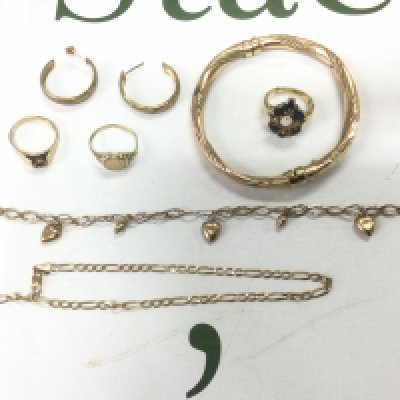 A mixed lot of 9ct gold jewellery, approx 23.3g. Shipping category A.