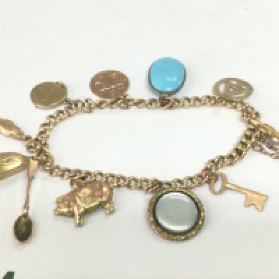 A 15ct gold charm bracelet, approx 16.7g. Shipping category A.