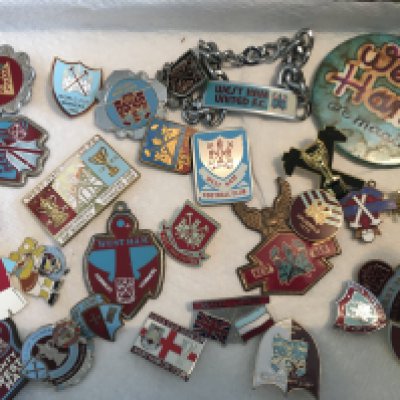 West Ham Football Badge Collection: 70s + 80s badges together with an ashtray made in Italy and a bracelet. Good. (30)