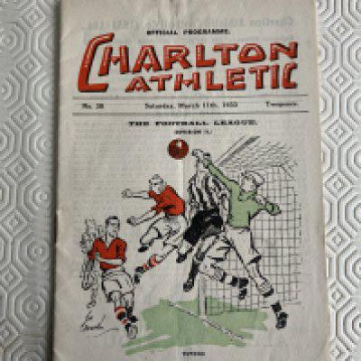 32/33 Charlton v Swansea Town Football Programme: Excellent condition league match programme with no team changes.
