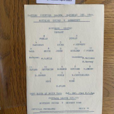 61/62 Southend United v Lowestoft Football Programme: Very good condition single sheet with no writing. Eastern Counties League. Folding.