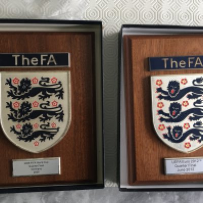 England World Cup + Euros FA Football Plaques: Top quality heavy wooden plaques with thick metal plaque stating The FA with 3 Lions crest. A further plaque states 2006 FIFA World Cup Quarter Final Germany 2006 the other UEFA 2012 Quarter Final June 2012. Boxed items measure 9 x 7 inches and are too good to be a corporate gift. Possibly presented by the FA at these matches. (2)