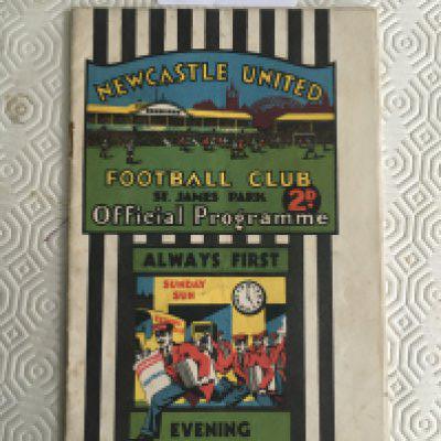 31/32 Newcastle United v Aston Villa Football Programme: Very good condition league programme with no team changes. Rusty staples missing.