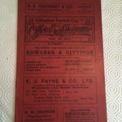 30/31 Gillingham v Thames Football Programme: 3rd division programme in very good condition with team changes. The word Thames written to cover.