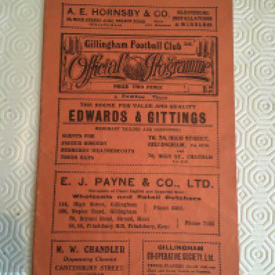 32/33 Gillingham v Swindon Town Football Programme: 3rd division programme in very good condition with team changes. The word Swindon Town written to cover.