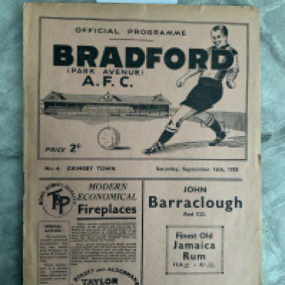 1933 - 1934 Bradford Park Avenue v Grimsby Town Football Programme: Good condition with no team changes. Small repair to back corner.
