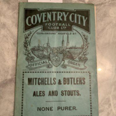1929 - 1930 Coventry City v Leyton Orient Football Programme: Good condition with no team changes. Light folding and centre page loose due to rusty staple.
