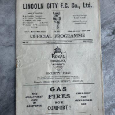 1932 - 1933 Lincoln City v Stoke City Football Programme: Good condition with team changes. Slight creasing.
