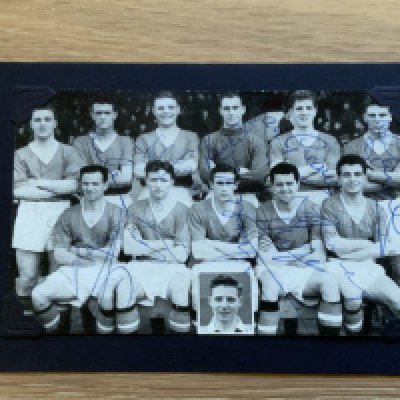 1957 Manchester United Fully Signed Busby Babes Football Picture: Magazine picture signed by 11 players of which 7 sadly died in the Munich air disaster.