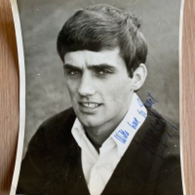 George Best Signed Manchester United Football Press Photo: 10 x 8 inch press photo from around 1965 signed in biro and dedicated to Janet. Press stamp to rear.