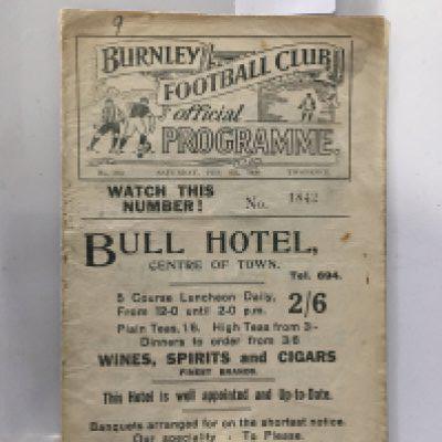 25/26 Burnley v Manchester United Football Programme: Fair condition League match with number to cover and name written to rear. Pencilled half times and team changes.