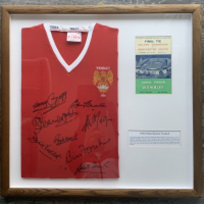 1958 Manchester United FA Cup Final Signed Framed Shirt: Superb Toffs replica final shirt signed by the 8 surviving Munich Disaster players. Clear genuine autographs of Blanchflower, Gregg Morgan, Viollet, Foulkes, Wood, Scanlon and Charlton. Nicely framed with original final programme and caption.