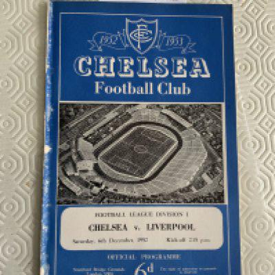 Arsenal Football Star Badges: 8 star badges and 3 square of mainly Arsenal players all 1960s or slightly earlier. Includes Eastham + Kelsey. (11)