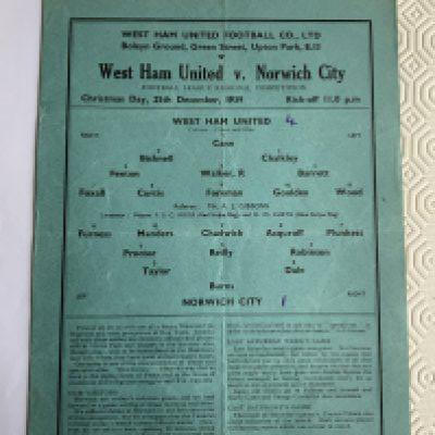 39/40 West Ham v Norwich City Football Programme: Good condition league match with no team changes. Score written and folding. Dated 25 12 1939.