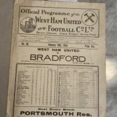 33/34 West Ham v Bradford Football Programme: Good condition division 2 programme with no team changes. Tiniest tear to border of back page.