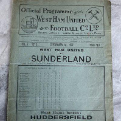 1927/1928 West Ham v Sunderland Football Programme: Good condition 1st home match of the season. Tiniest nick out of bottom left corner, folding, score and scorers noted inside. No team changes.