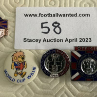 1966 World Cup Football Badges + Patches: World Cup Willie cloth badges in white and black plus a round car sticker. C/W 4 enamel badges of which 3 directly relate to the World Cup. Excellent. (7)