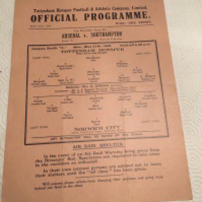 39/40 Tottenham v Norwich City Football Programme: Excellent condition single sheet league match with no team changes. Dated 27 5 1940.