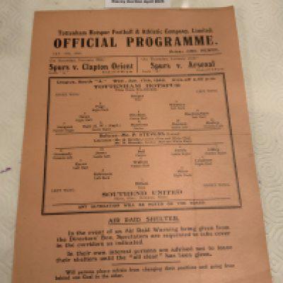 39/40 Tottenham v Southend United Football Programme: Excellent condition single sheet league match with no team changes. Dated 17 1 1940.