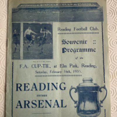 34/35 Reading v Arsenal FA Cup Football Programme: Very good condition with no team changes. Very good with light fold. C/W separate paper cutting.