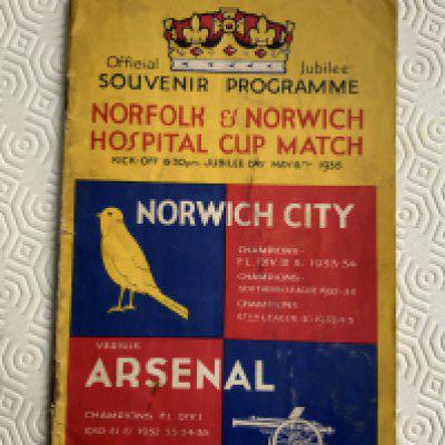34/35 Norwich City v Arsenal Football Programme: Good condition end of season Hospital Cup match with no team changes. Arsenal were just crowned champions. Rusty staples holding firm. Nice colour souvenir cover with 32 pages. Last match at the ground.
