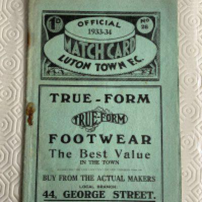 33/34 Luton Town v Arsenal FA Cup Football Programme: Fair/good condition with no team changes. Rust marks. Tribute to Herbert Chapman who had just died.