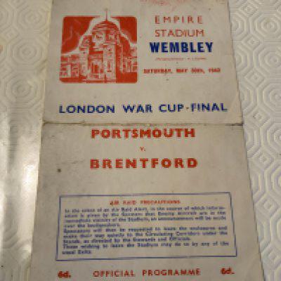 1942 War Cup Final Portsmouth v Brentford Football Programme: Four pager played at Wembley in poor condition with splitting to heavy fold, tear and tiny piece missing to border.