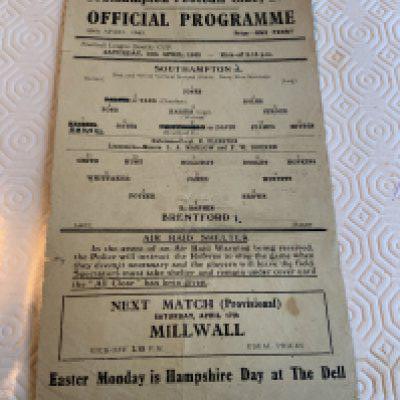 42/43 Southampton v Brentford Football Programme: Fair/good condition cup match with team changes and score. Single sheet is dated 10 4 1943. Creasing.