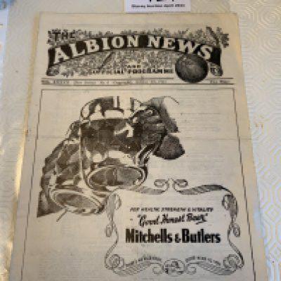 Manchester City + United 1976 Football Cards: Complete set of uncut in groups of 6 cards which each feature 3 Utd and City players. Issued by the Manchester Evening News Pink Final. (30)