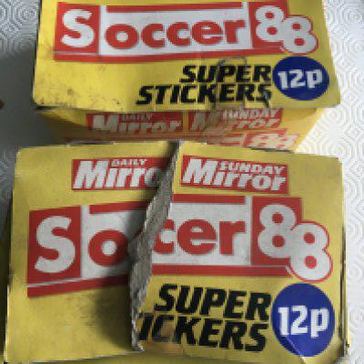 Daily Mirror Super Stickers Shop Display Football Cards: Complete box of 100 packs and a box with 91 packs remaining. One box has tearing. Cards cost in 1988 12 pence per pack. Rare to find unopened packs. 191 packs in 2 boxes.