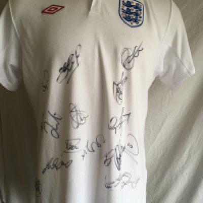 England 2010 Signed Football Shirt: Unused original Ltd edition red Umbro badge shirt from 2010 signed by 15 players including Gerrard Lampard Carrick and other 2010 World Cup players.