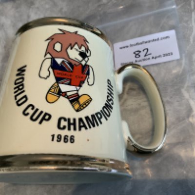 1966 World Cup Willie Football Tankard: High quality original tankard with gold rim made by Gibsons of Stoke. Large ceramic tankard retains its gold rim in good condition and this usually fades with use. Excellent.