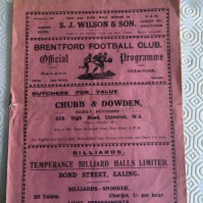 34/35 Brentford v Manchester United Football Programme: Good condition league match with no team changes. Tear on staple area and light fold.