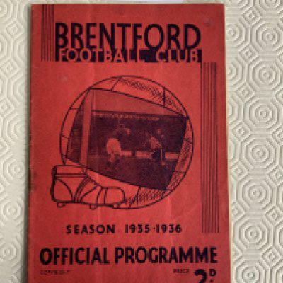 35/36 Brentford v Chelsea Football Programme: Good condition with no team changes although rusty staple failing to hold.
