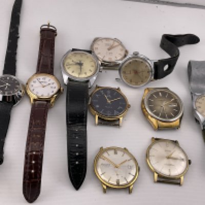 A collection of vintage watches to include Seiko. Postage category A.