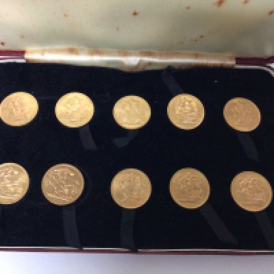 A case containing ten gold sovereigns Elizabeth II 1957-59 then 1962 two 1963 1964-68 (10)
