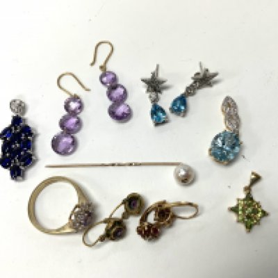 A mixed lot of gold and yellow metal gem set jewellery. (A)