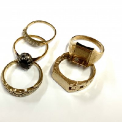 2 9ct gold gents signet rings together with 3 9ct gold and stone set rings (A)