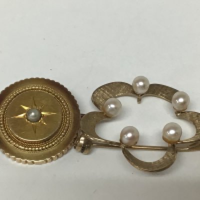 A 9carat gold open brooch set with pearls and one other brooch of circular shape set with a central pearl unmarked total weight of both brooches. 7.4g