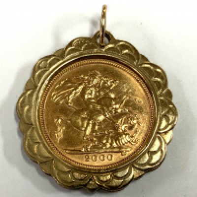 Elizabeth II, 2000 Half Sovereign in a 9ct gold mount, 8.23g (A)