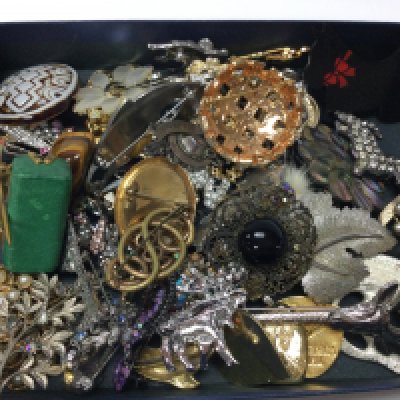 A collection of mixed brooches. Postage cat B