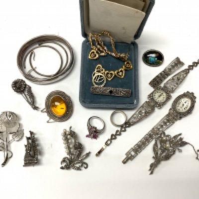 A small collection of silver jewellery and gilt metal jewellery. (D)